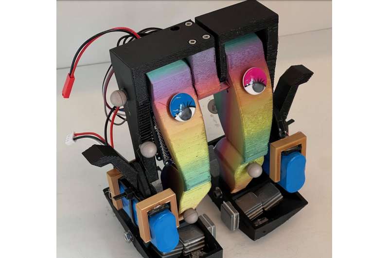 Двуногий робот, который может ходить, используя только один привод
