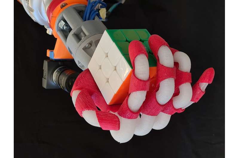 Ученые создали мягкую и масштабируемую роботизированную руку на основе множества материалов